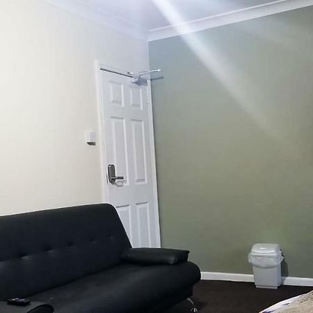 Royal House Slough Hotel Bagian luar foto