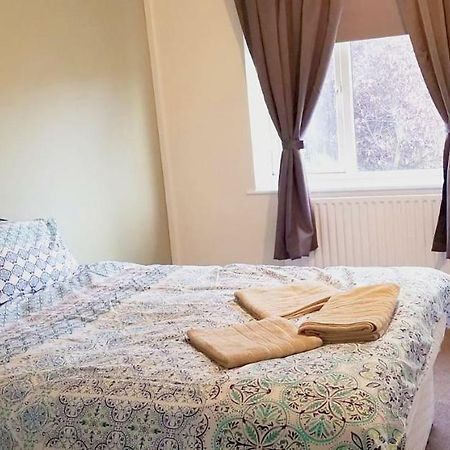 Royal House Slough Hotel Bagian luar foto