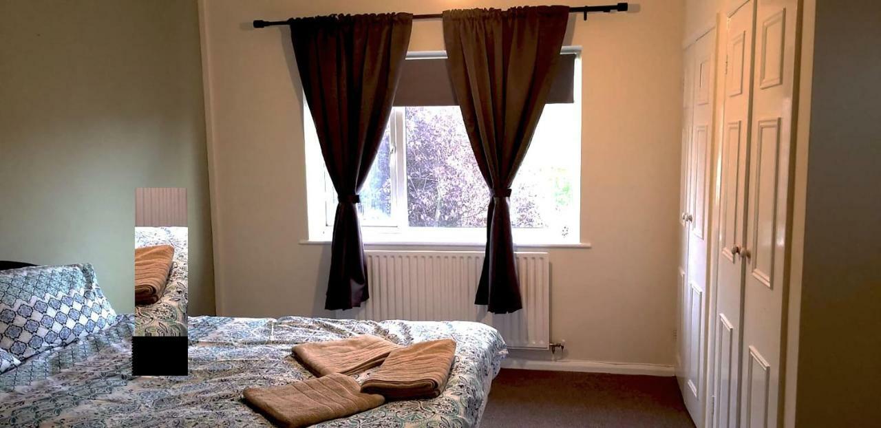 Royal House Slough Hotel Bagian luar foto