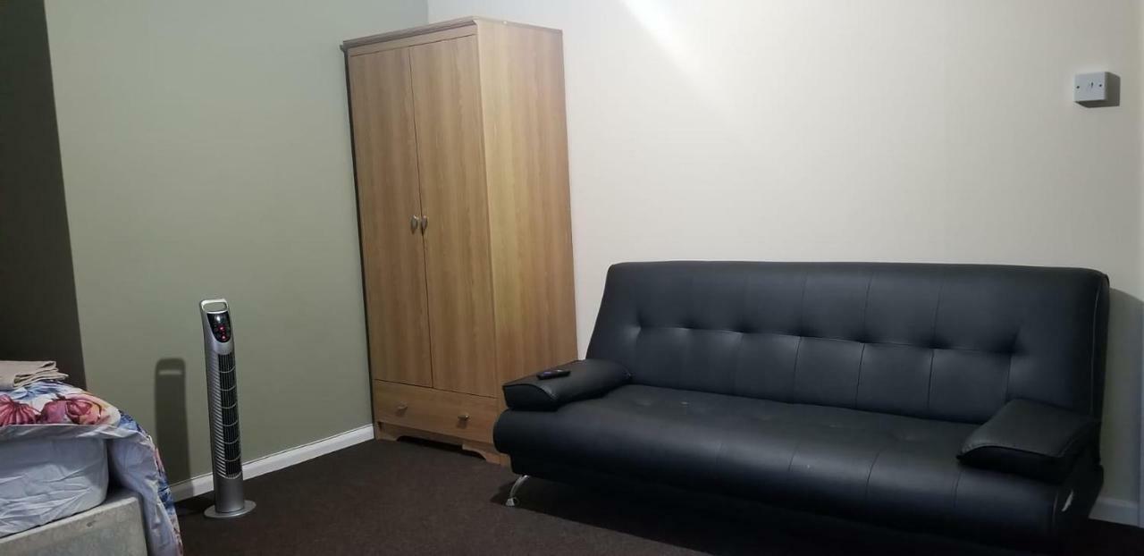 Royal House Slough Hotel Bagian luar foto