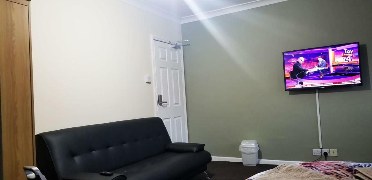 Royal House Slough Hotel Bagian luar foto
