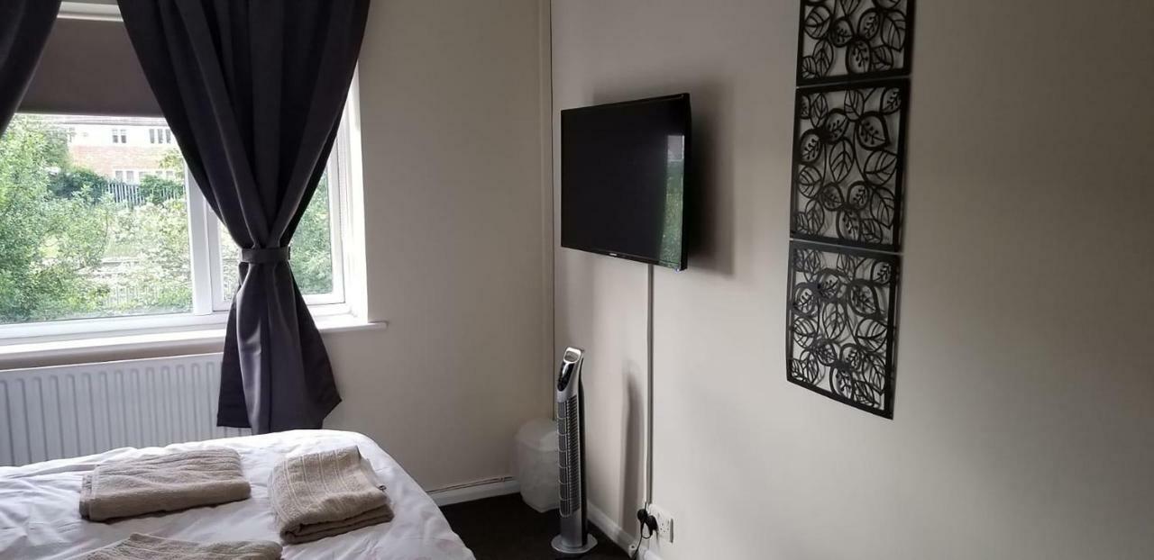 Royal House Slough Hotel Bagian luar foto