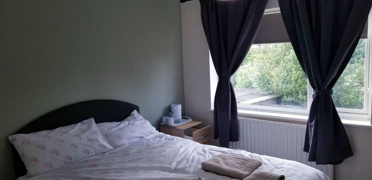Royal House Slough Hotel Bagian luar foto