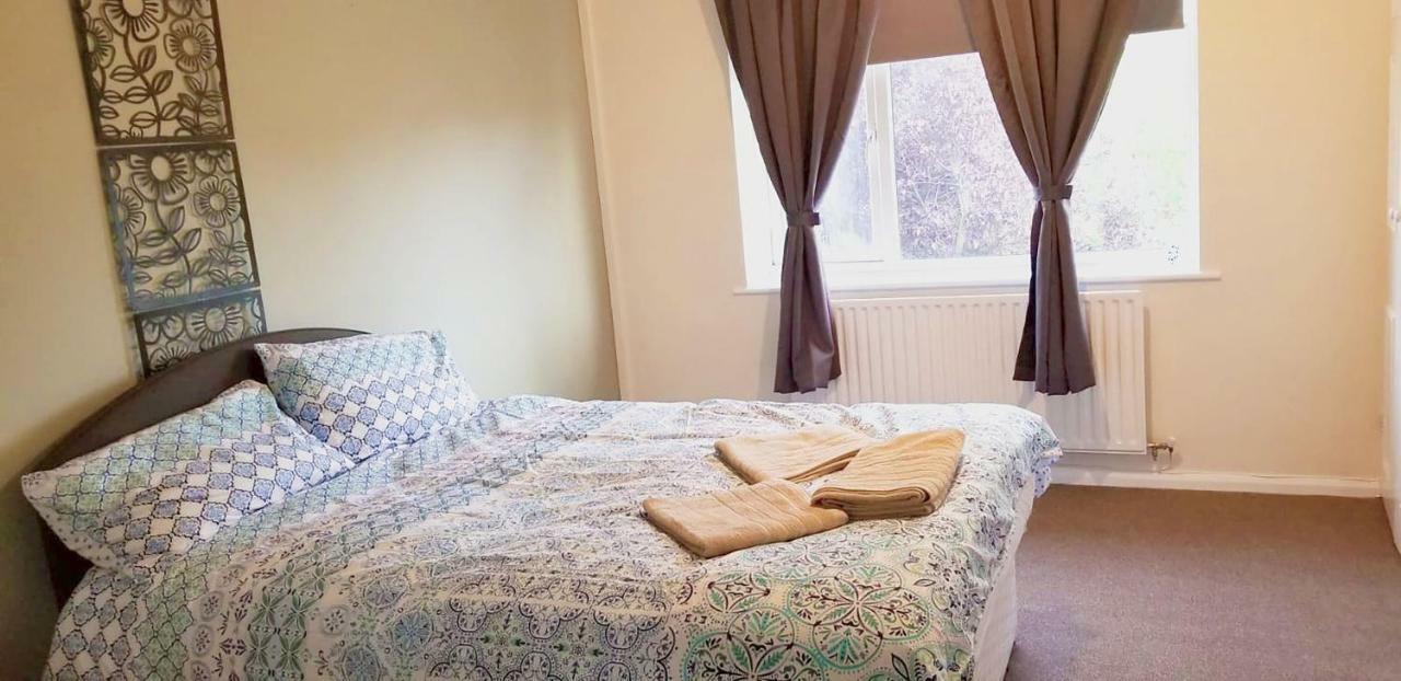 Royal House Slough Hotel Bagian luar foto